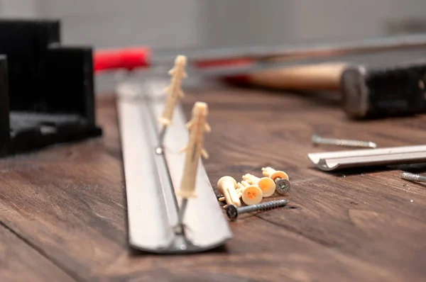 Gri ahşap masadaki aletler. Demir testeresi, miter kutusu, tornavida, vida, panel, iç kapılar için ambar..