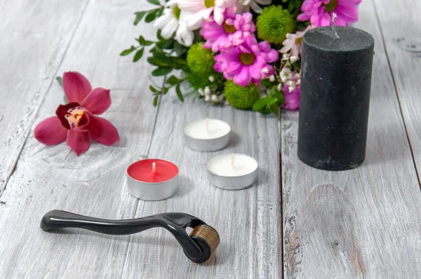 Buquê Flores Velas Massageador Facial Uma Mesa Madeira Cinza Março — Fotografia de Stock