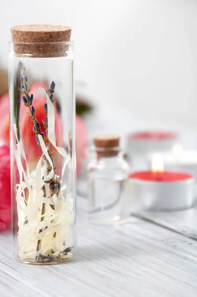 Rosas Rosadas Botellas Aceite Velas Una Mesa Madera Gris Marzo — Foto de Stock