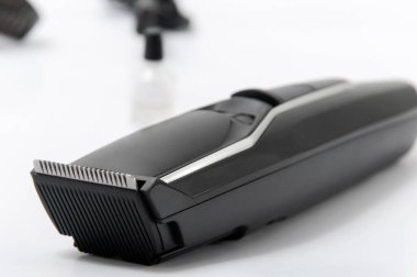 Kesici, yağ ve fırça beyaz izole bir arka planda. Sakal Bakımı.