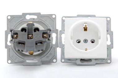 Gri ahşap zeminde kablolar ve prizler.