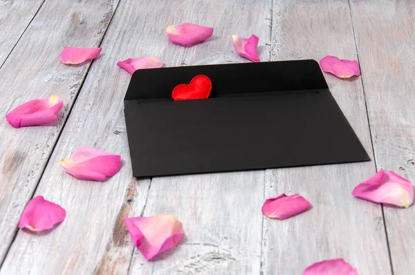 Coração Vermelho Envelope Preto Pétalas Rosa Fundo Madeira Cinza Dia — Fotografia de Stock