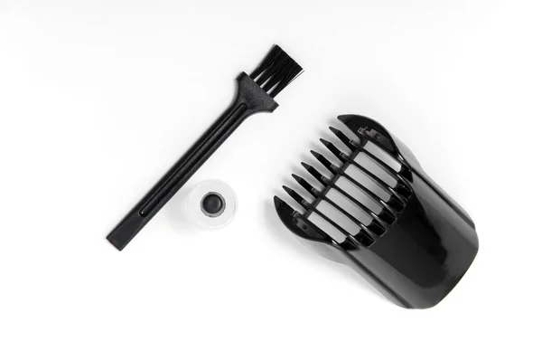 Kesici, yağ ve fırça beyaz izole bir arka planda. Sakal Bakımı.