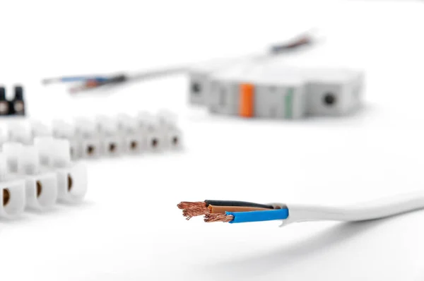 Terminal blokları, beyaz izole arkaplanda üç çekirdekli kablo.