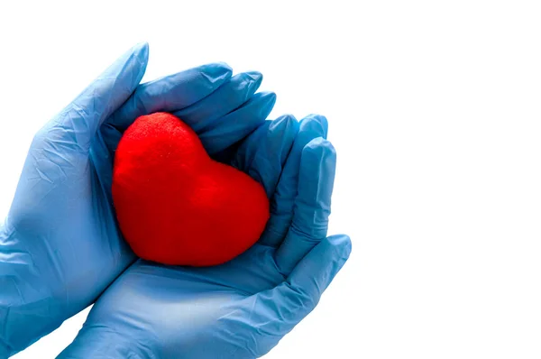 Sağlık hizmetleri. Ambulans çağırın. İlk yardım çantası. Sağlık ve ilaç servisi. Kız, kalbi beyaz ve izole bir arka planda tutuyor..