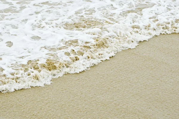 Douce vague se lavant sur une plage — Photo