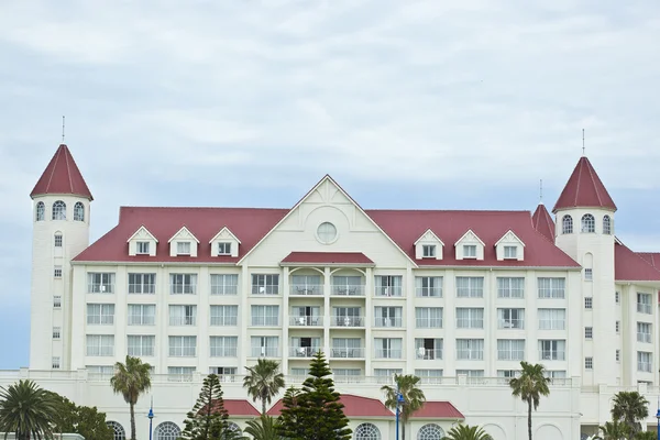 Moderna hotellbyggnaden framsidan — Stockfoto