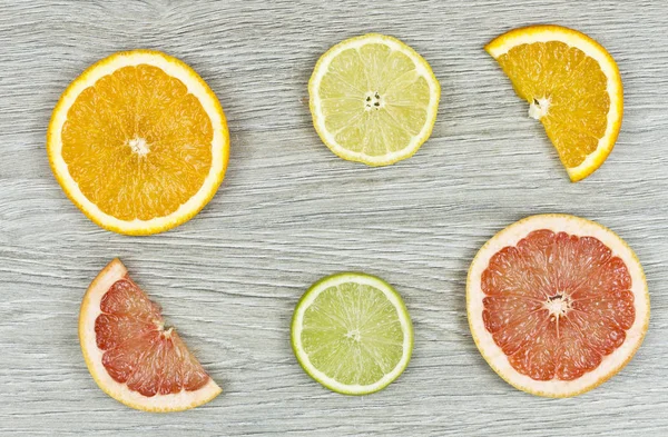 木の板に柑橘系の果物 — ストック写真