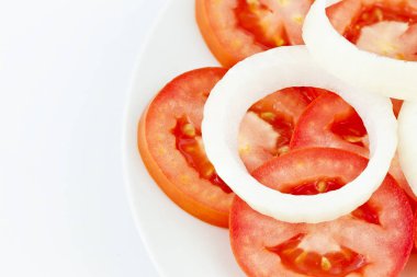 Domates ve soğan beyaz bir arka plan üzerinde