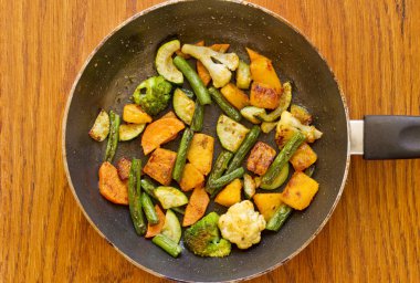 Bir tavada kavrulmuş sebze tereyağı