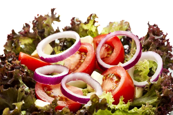 Свежие вкусные помидоры, сыр фета и салат из красного лука — стоковое фото