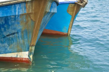 Yan yana iki küçük kargo tekne palamarla