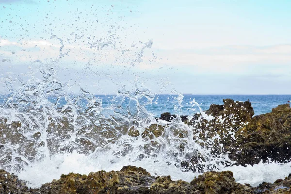 Wellen brechen über Felsen — Stockfoto