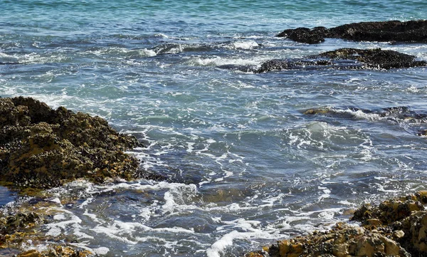 Olas que fluyen suavemente sobre rocas —  Fotos de Stock