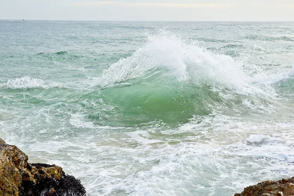 Meereswelle vor einer felsigen Küste — Stockfoto