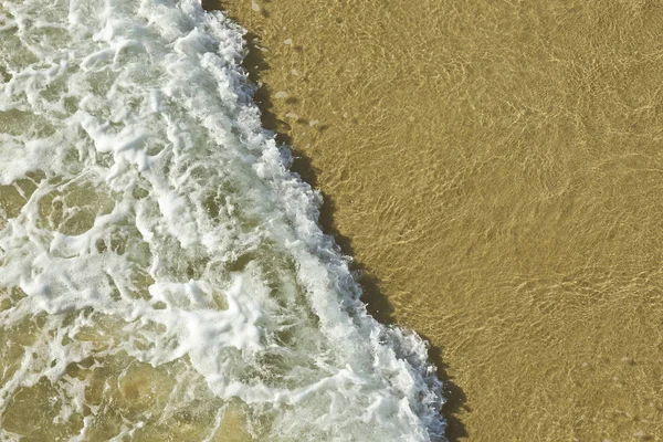 砂浜で波を壊す — ストック写真