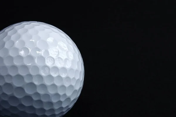 Μπάλα του γκολφ σε μαύρο — Φωτογραφία Αρχείου