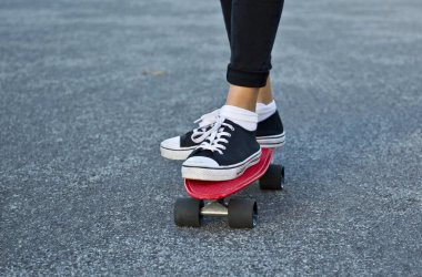 İki ayak üstünde kırmızı paten kurulu