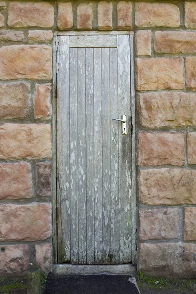 Staré dveře v kamenné budově — Stock fotografie