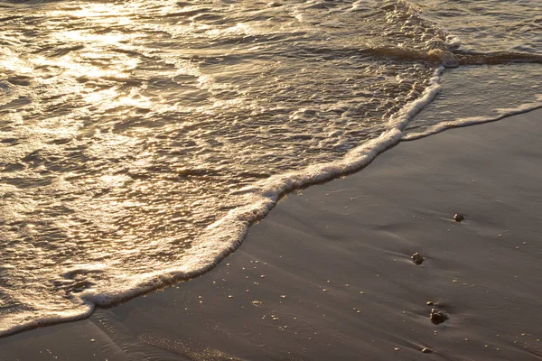 Soluppgång och brytande vågor på stranden — Stockfoto