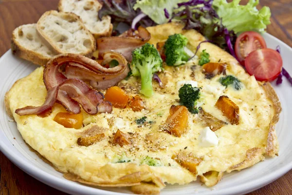 Fritata ekmek pastırma ve sebze ile