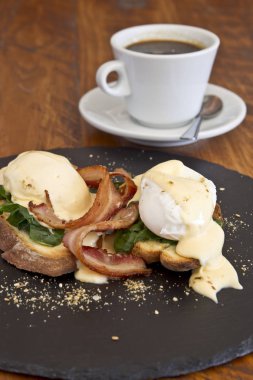 Yumurta Floransalı pastırma ve kahve ile