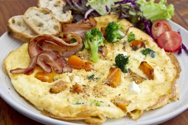 Fritata ekmek pastırma ve sebze ile