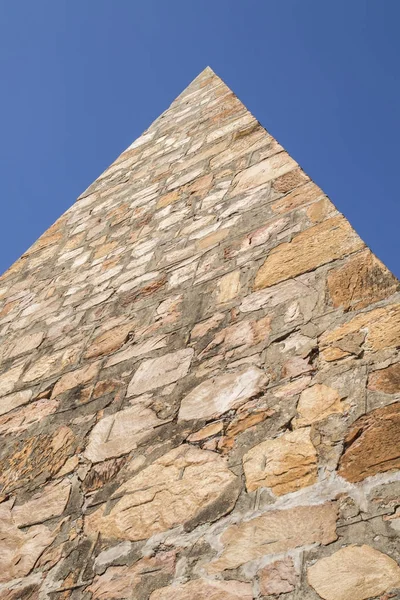 Stone pyramid med blå himmel — Stockfoto