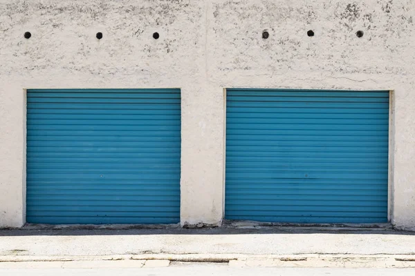 Дві старі блакитні гаражні двері — стокове фото