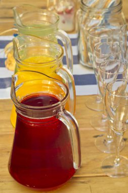 farklı renkli meyve suları