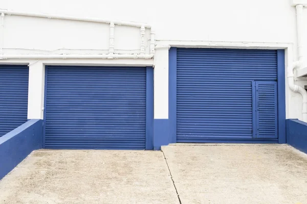 Stora blå dörrar för lagring i ett lager — Stockfoto