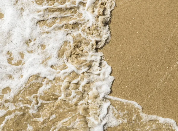 Vague de rupture douce sur une plage de sable fin — Photo