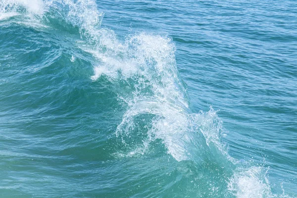 Deux vagues entrent en collision au large d'une île tropicale — Photo