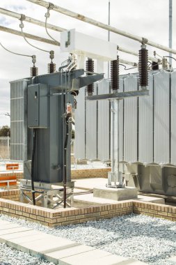 yüksek gerilim elektrik trafo gücü sağlayan bir kırsal alanda bir yaz gününde