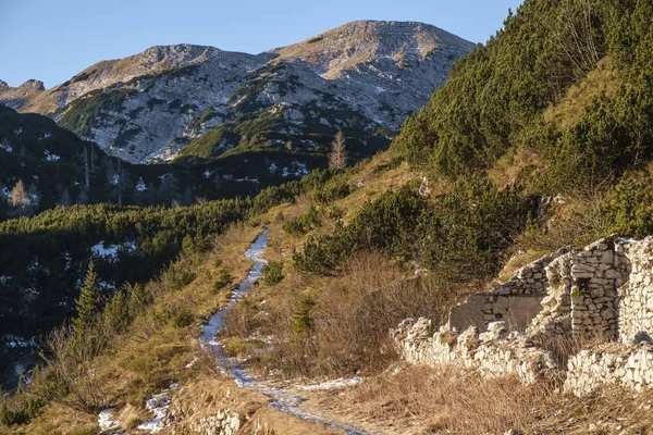 Sentier pédestre dans la chaîne de montagnes Komna, Alpes juliennes . — Photo