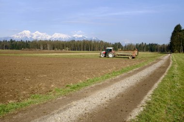 Erken ilkbaharda alanları çalışmaya.