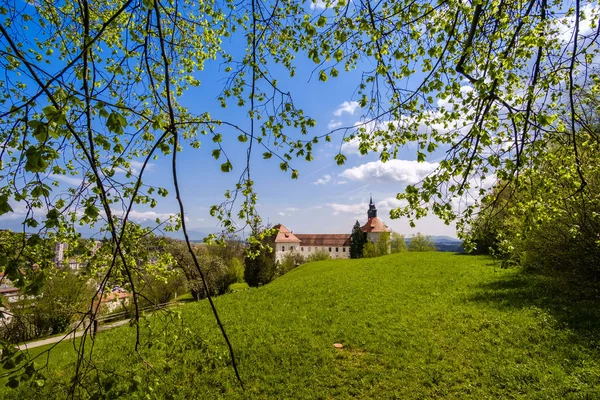 Skofja loka castello dal giardino del castello . — Foto Stock