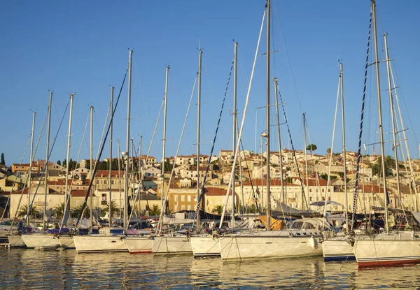 Zeilboten in Mali Losinj haven. — Stockfoto