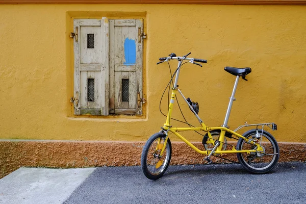 Старый складной велосипед — стоковое фото
