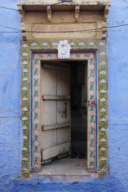 Bir şekilde dekore edilmiş ev kapı
