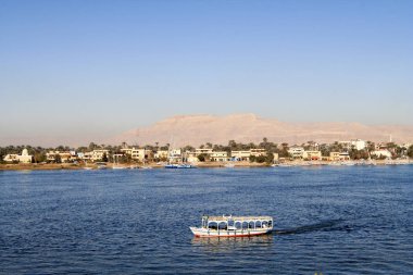 Luxor adlı Nil'de tekne.