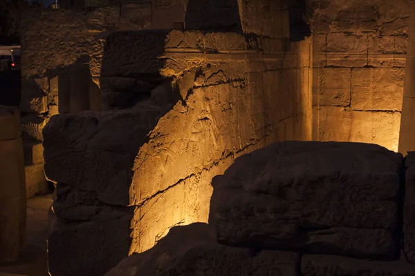 Osvětlený Luxor chrám v noci. — Stock fotografie