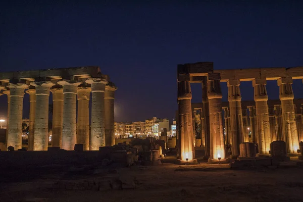 Освещённый храм Луксора ночью. Новые здания города Луксор i — стоковое фото