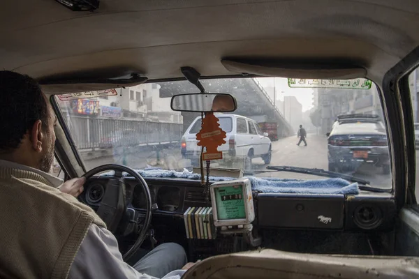 Cairo, Mısır - 21 Aralık 2006: Taksi yolculuğu caotic Cairo traf içinde