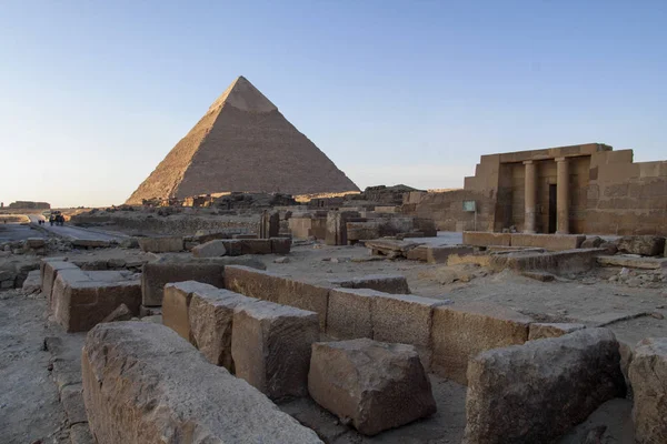 Piramide van Chefren en oude monumenten in Giza plateau. — Stockfoto
