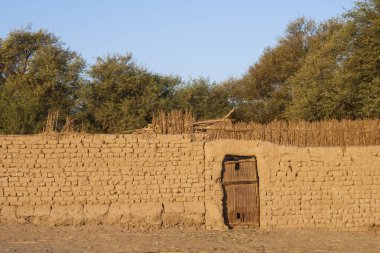 Ahşap kapı ve çamur duvar Dakhla oasis, Mısır