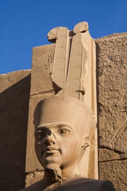 Mısır tanrısı Amun oyulmuş taş heykeli