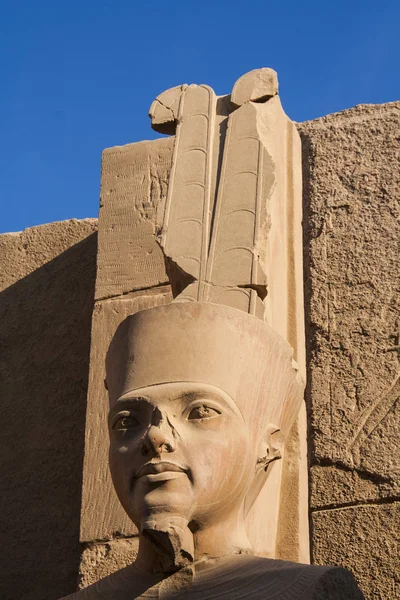 Vyřezávané kamenná socha egyptského boha Amona — Stock fotografie