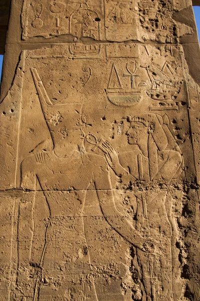 Резьба в храме Карнак, Египет — стоковое фото