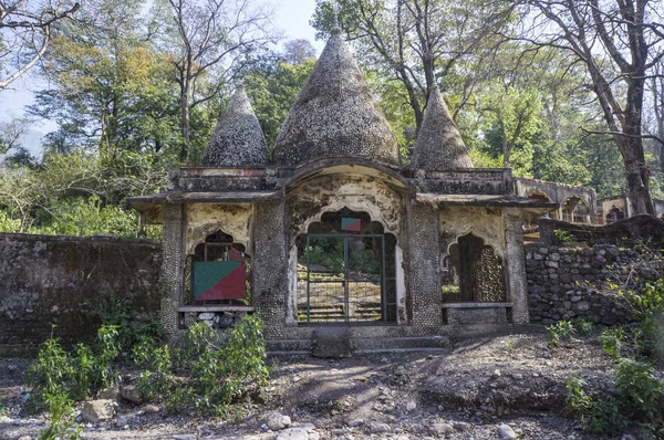 Şimdi girişinde Maharishi Mahesh Yogi Ashram - Bea terk.